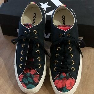 Ladies Converse- New in box